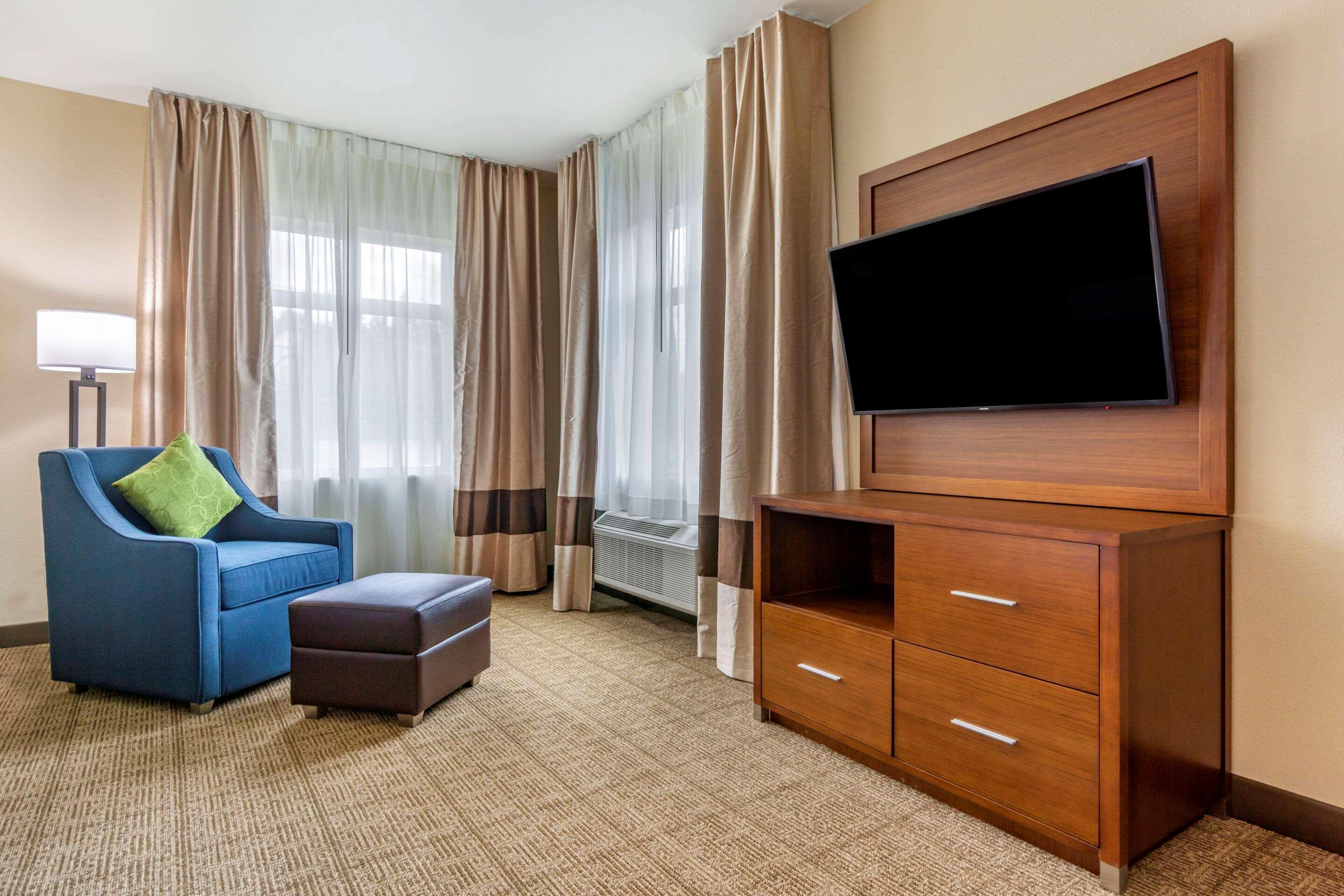Comfort Inn & Suites Lakewood By Jblm Екстериор снимка